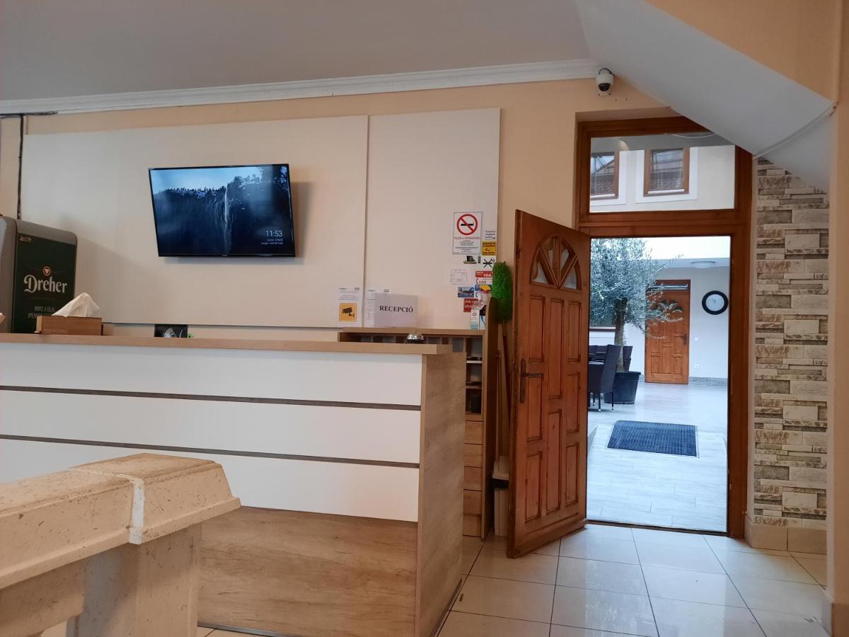 Vegvari Hotel Eger Bagian luar foto