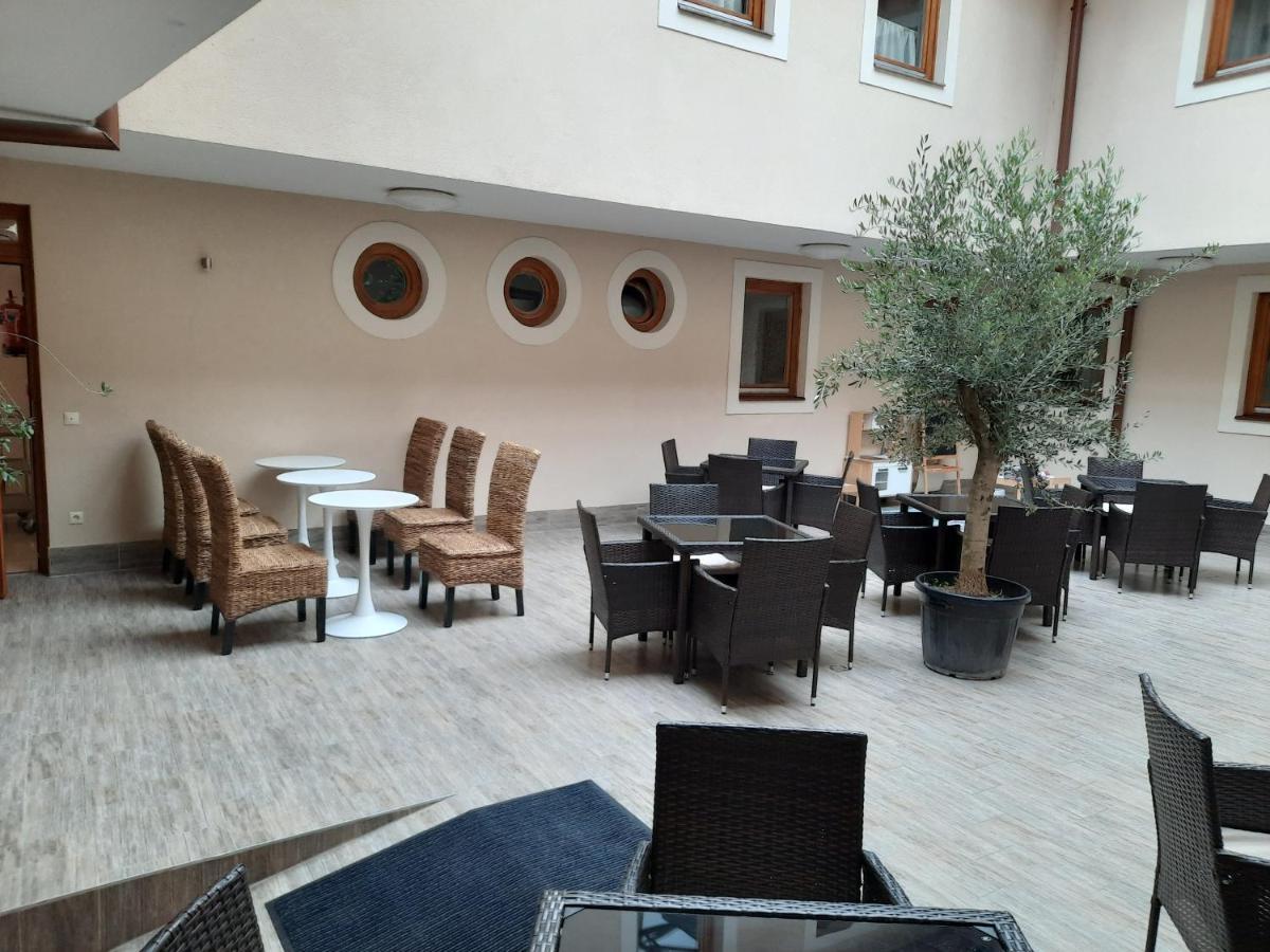 Vegvari Hotel Eger Bagian luar foto