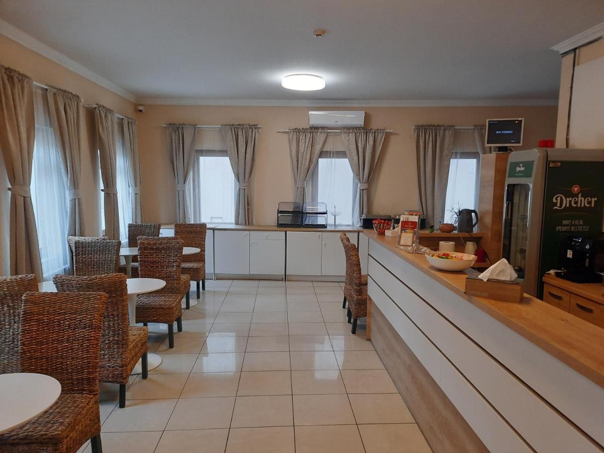 Vegvari Hotel Eger Bagian luar foto